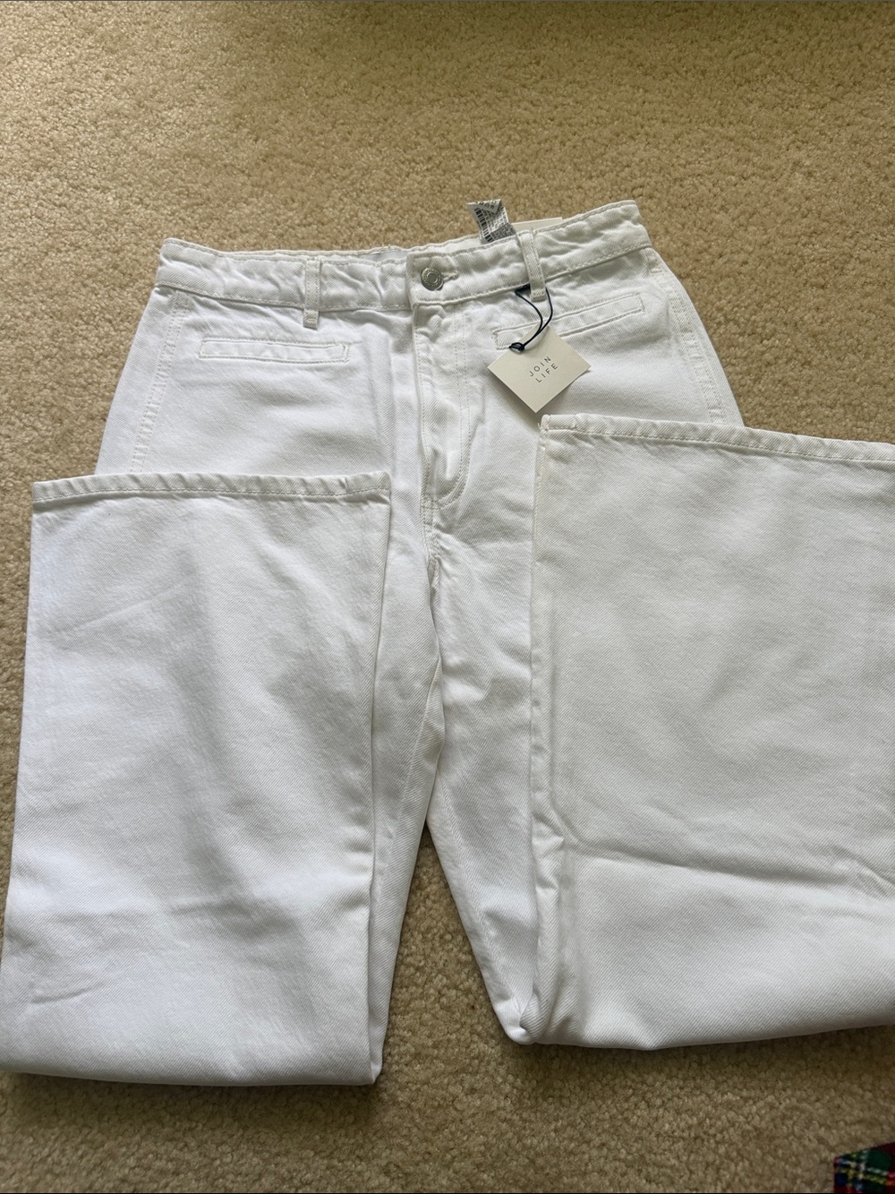 Brand new!!! Zara Women's mid rise flare White Jeans size 6 60% cotton 40% Lysol